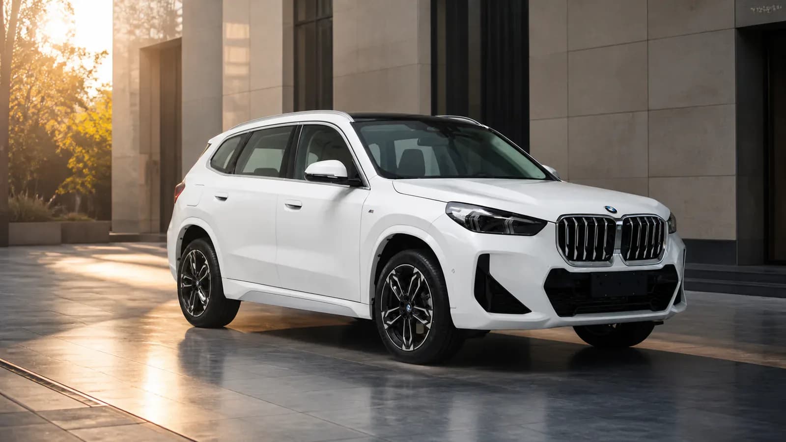 BMW X1 нового кузова, вид спереди и сбоку
