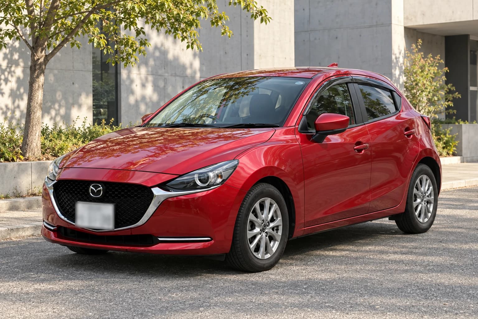 Красная японская Mazda2 поколения DJ с передней частью образца 2019-2020 годов