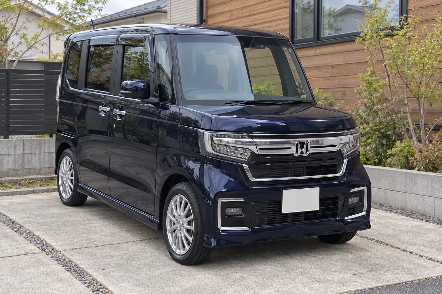 Тёмно-синий Honda N-BOX Custom второго поколения с высокой крышей и узким кузовом