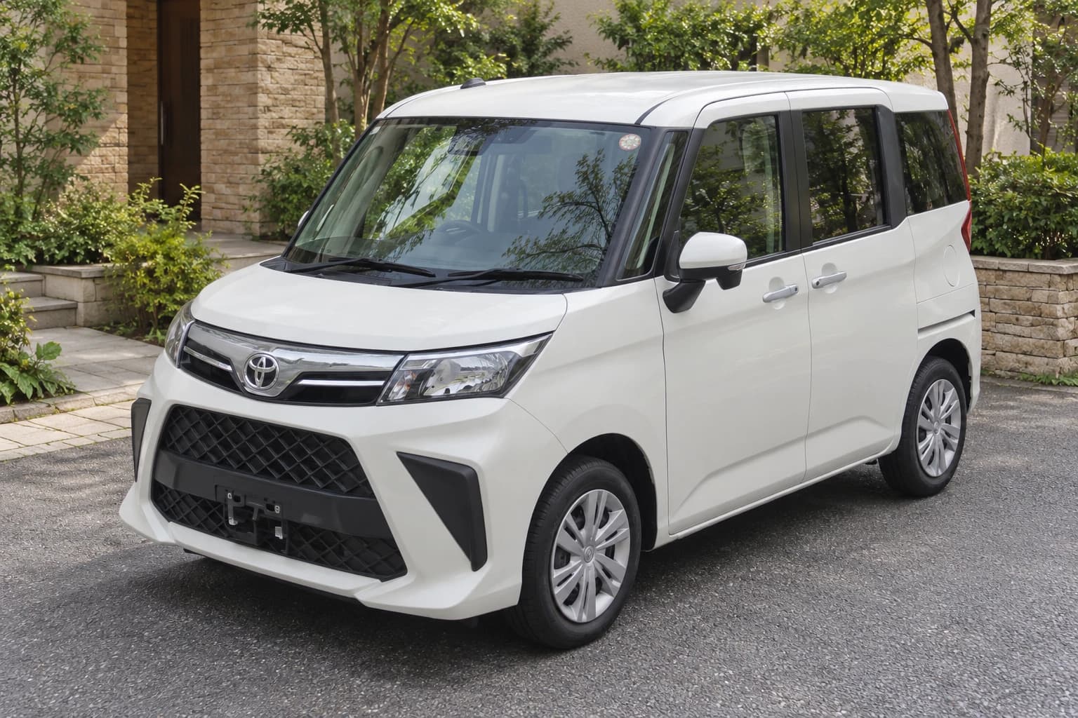 Белый Toyota Roomy с высоким кузовом и задними сдвижными дверями