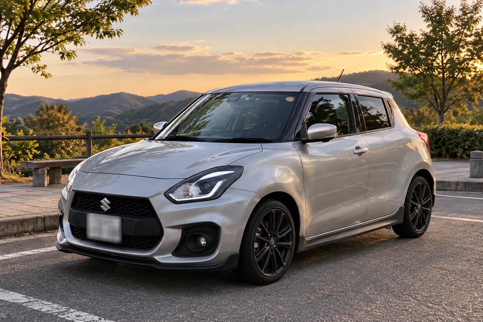 Серебристый Suzuki Swift Sport ZC33S с характерной решёткой и спортивным передним бампером