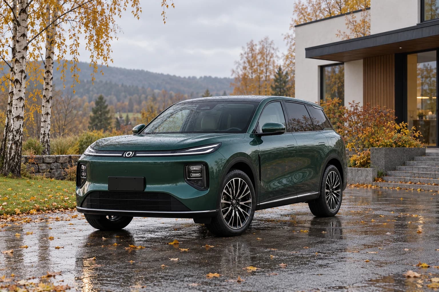 Зелёный Changan Q07 у загородного дома осенью