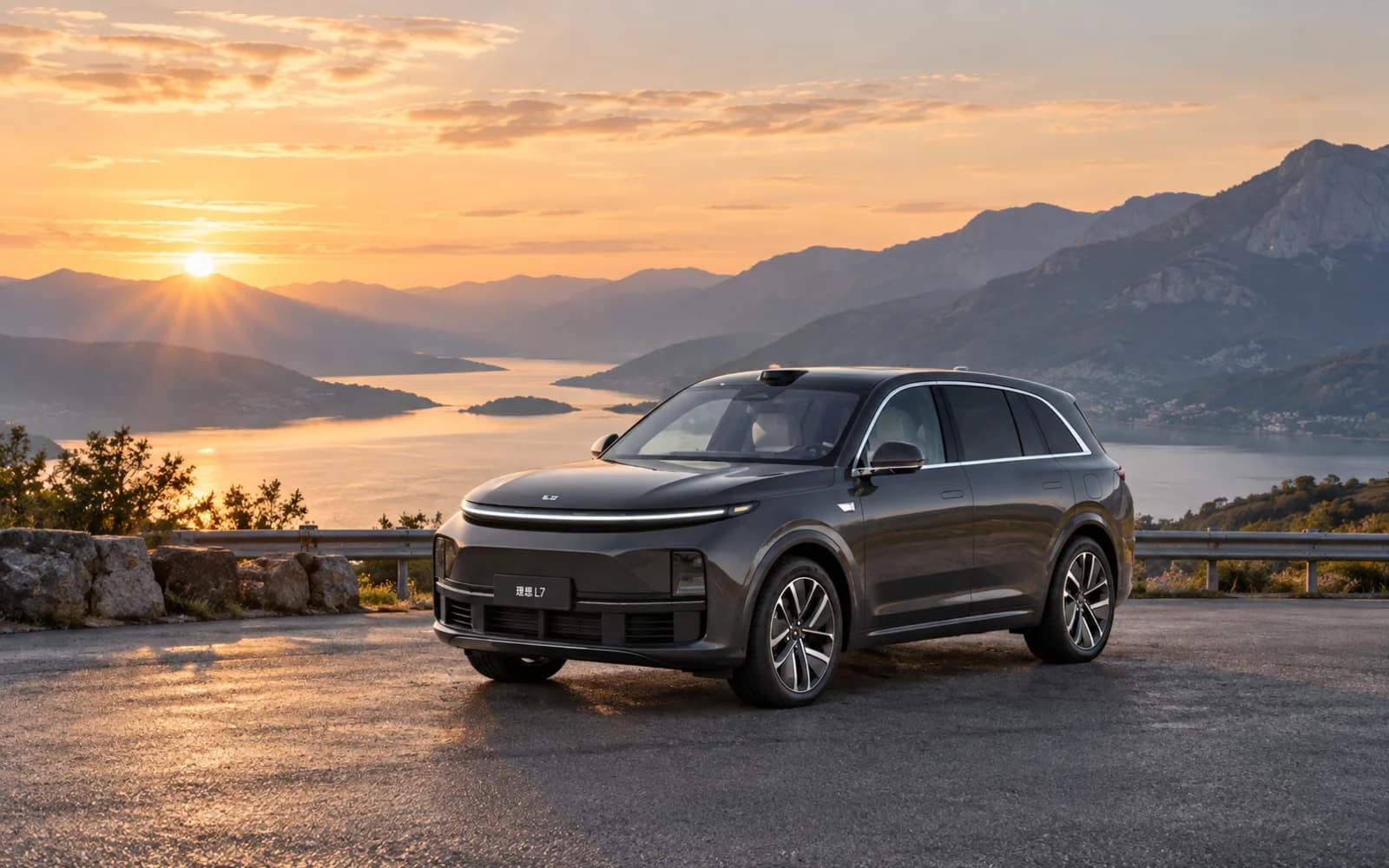 Графитовый Li Auto L7 на горной дороге