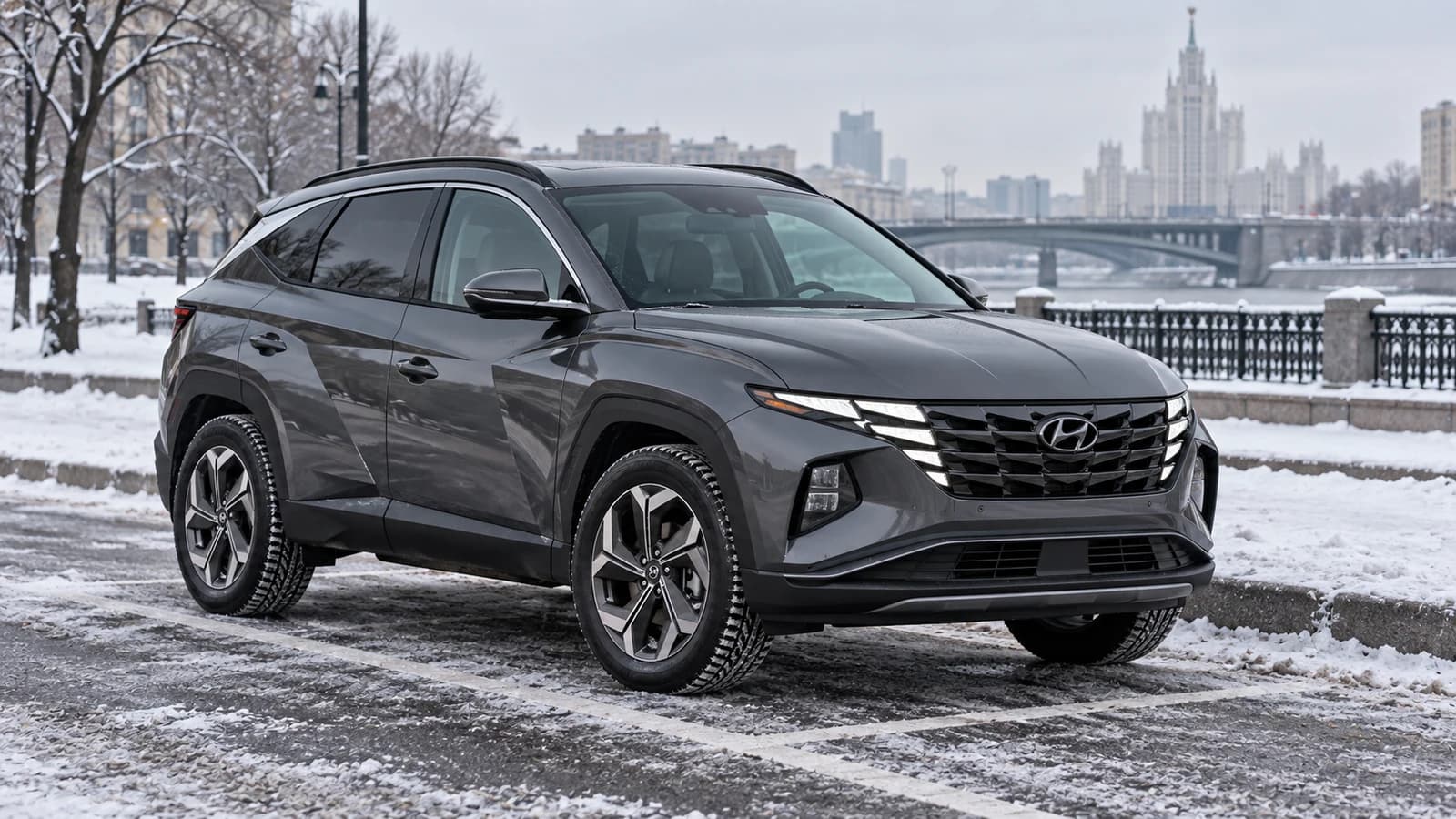 Hyundai Tucson NX4 на заснеженной городской дороге