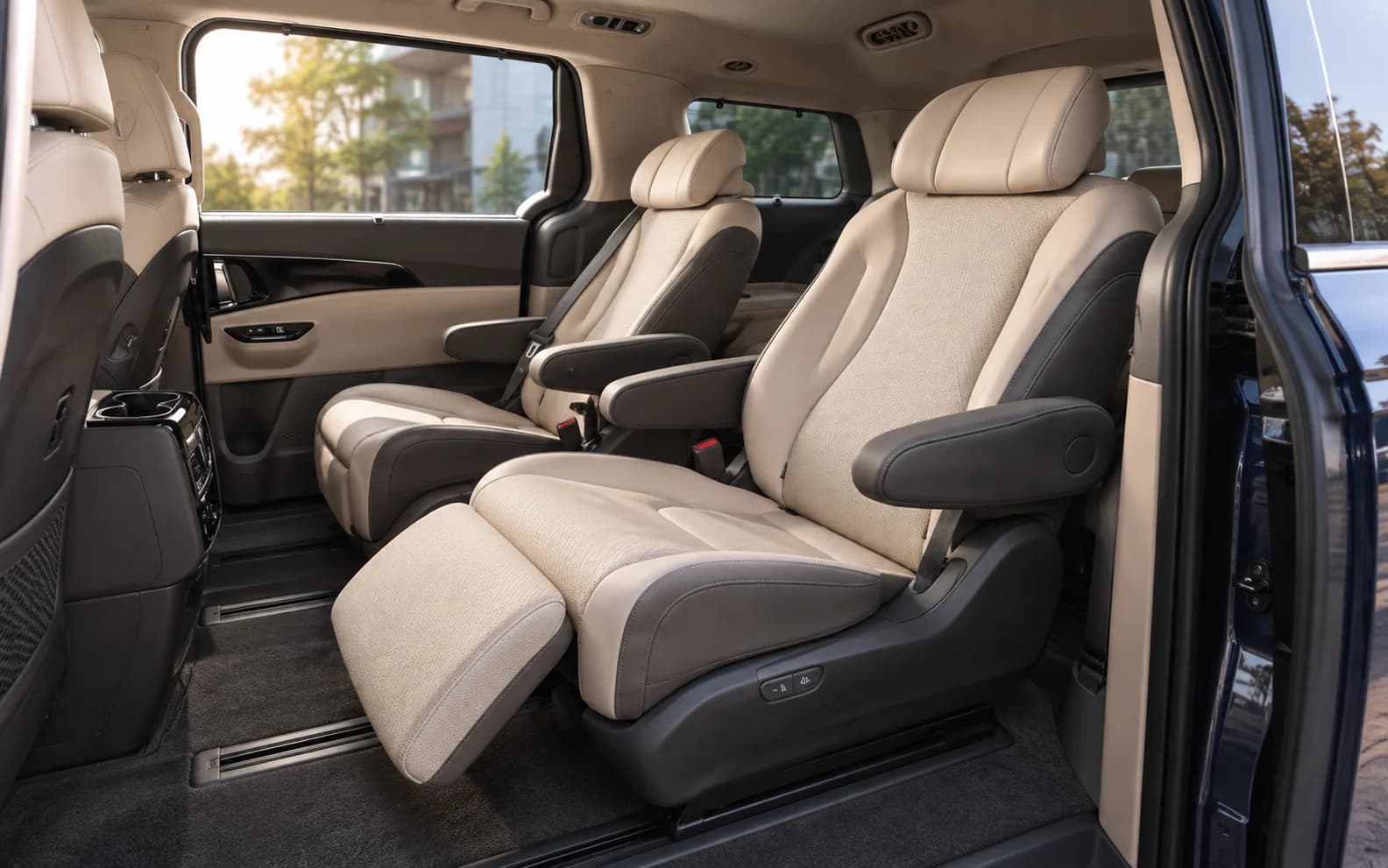Отдельные кресла второго ряда Kia Carnival с опорой для ног