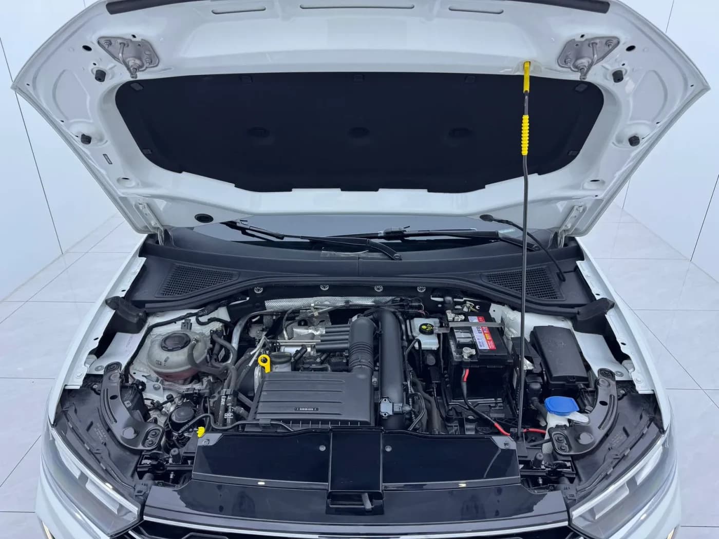 Моторный отсек Volkswagen T-Roc, турбо 1.4 TSI