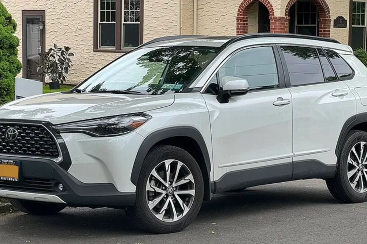 Toyota Corolla Cross 2022 года, автомобиль до 2,5 млн рублей