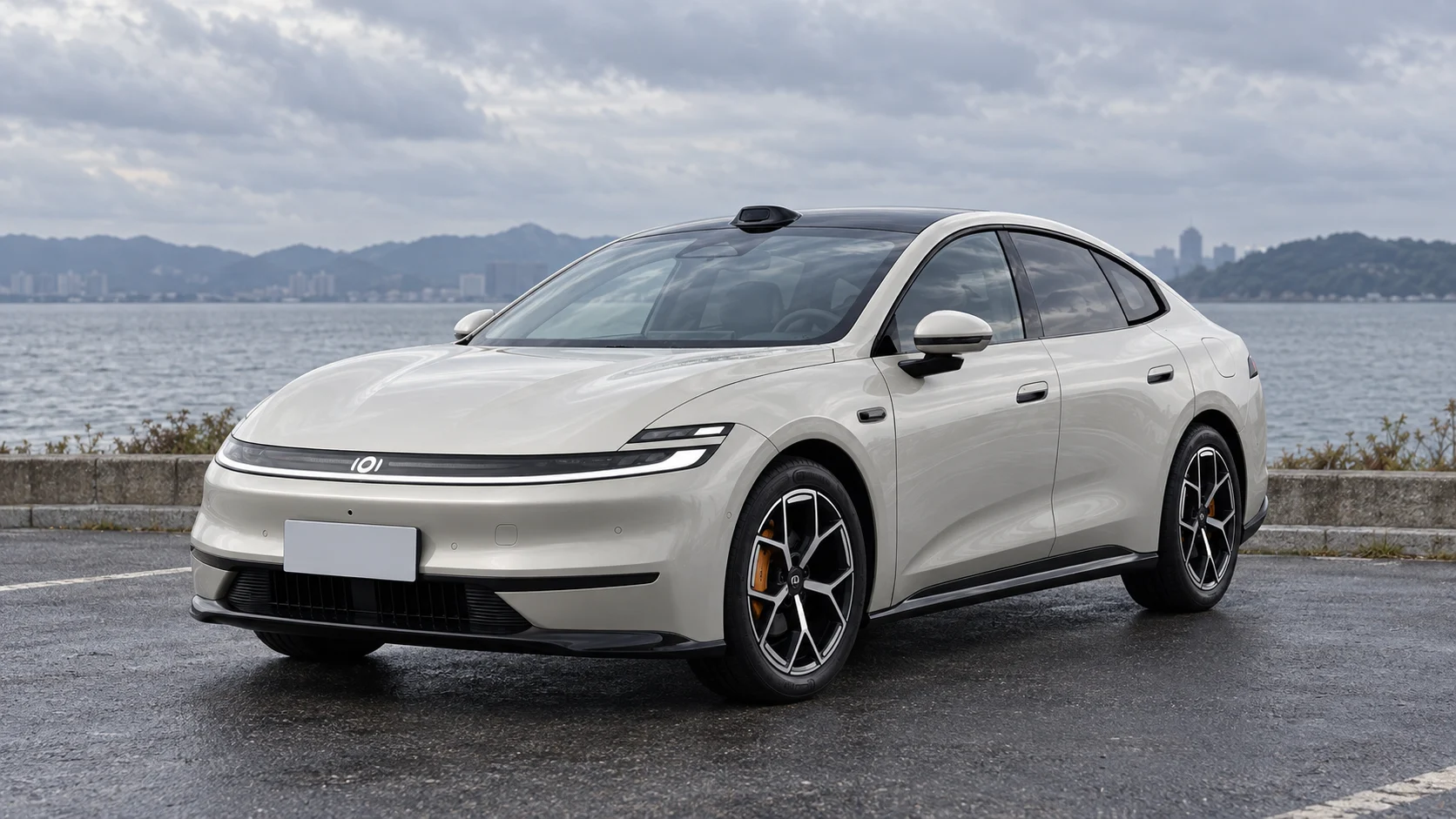 Белый Changan Qiyuan A06 у набережной, вид спереди и сбоку