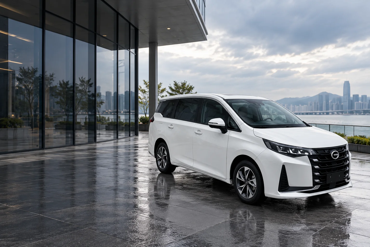 Белый GAC Trumpchi M6 PRO у современного здания