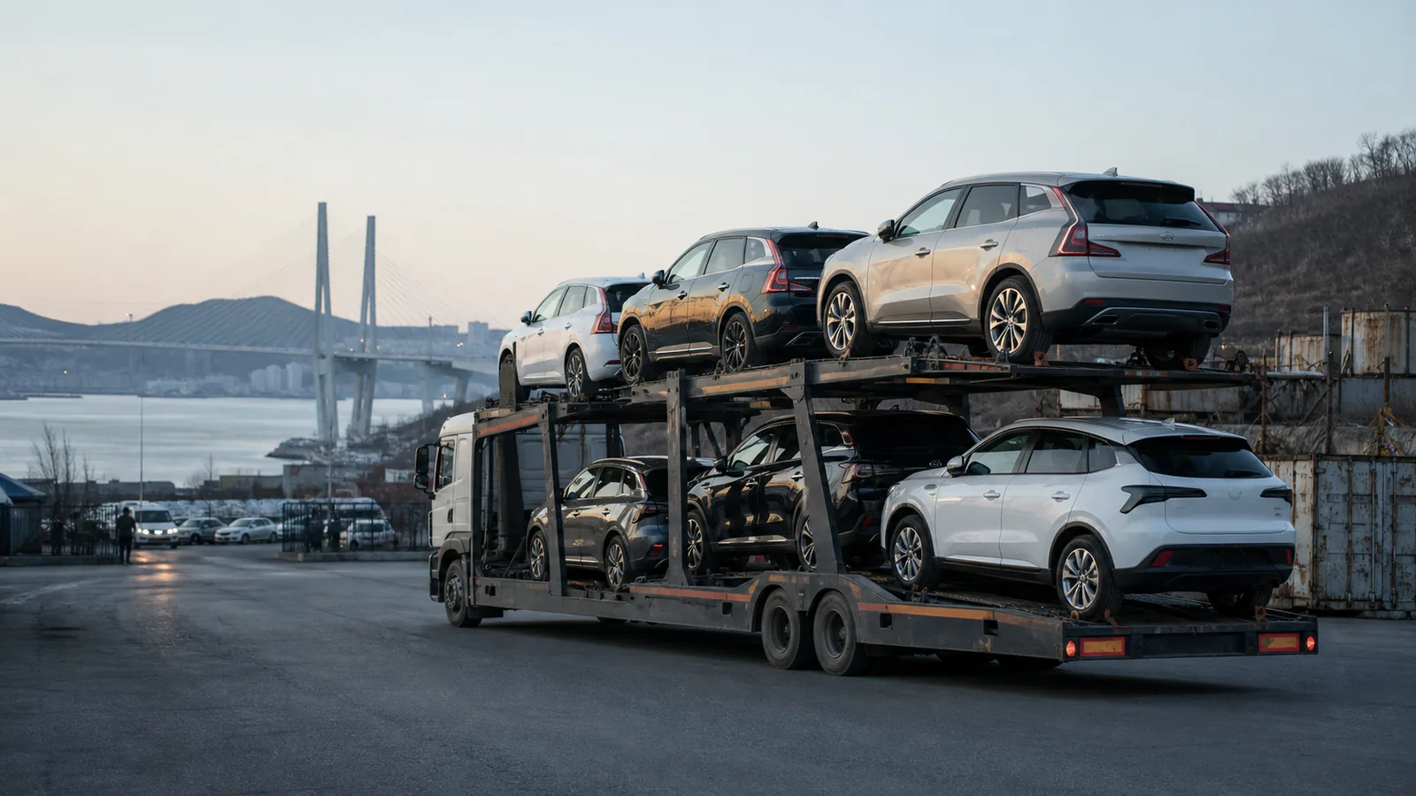 Автовоз с автомобилями в логистическом дворе Владивостока
