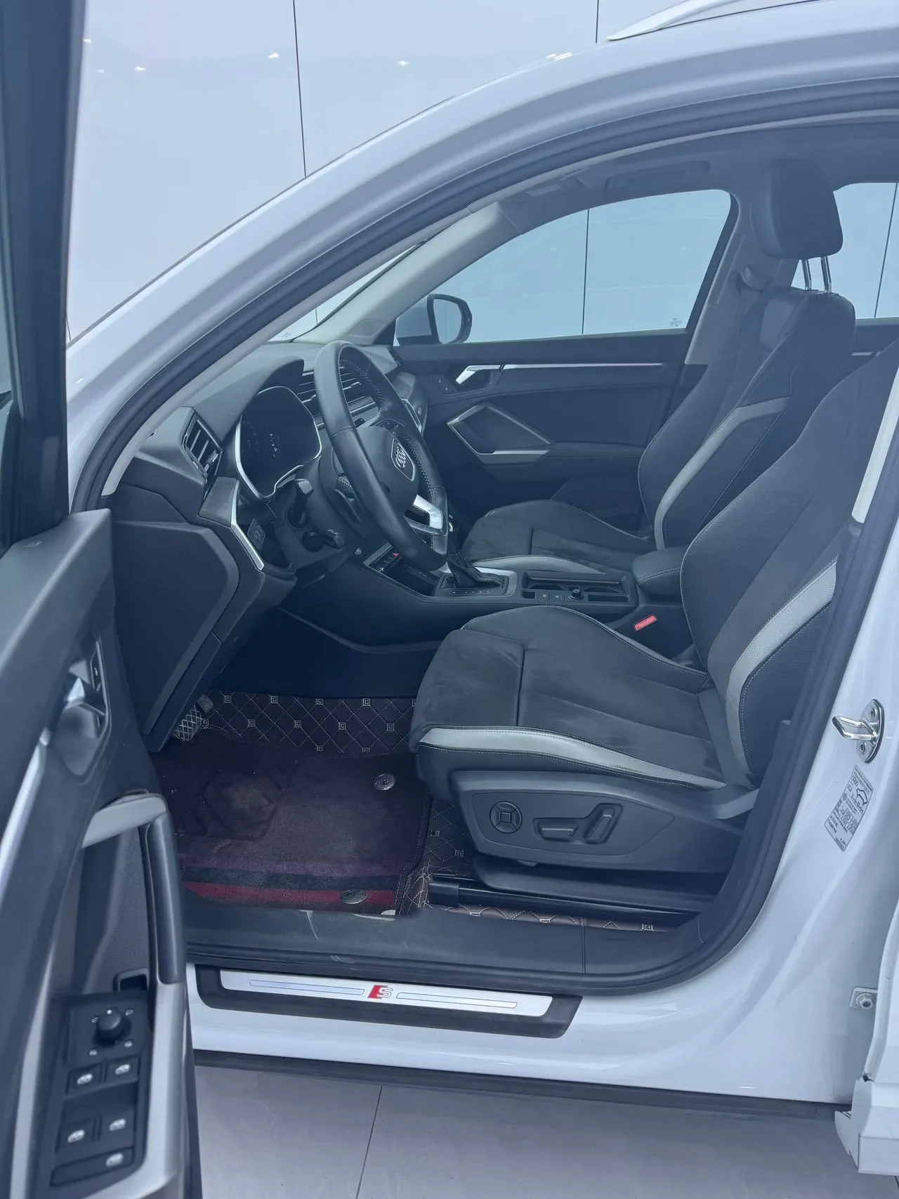 Передние сиденья Audi Q3 с электрорегулировкой