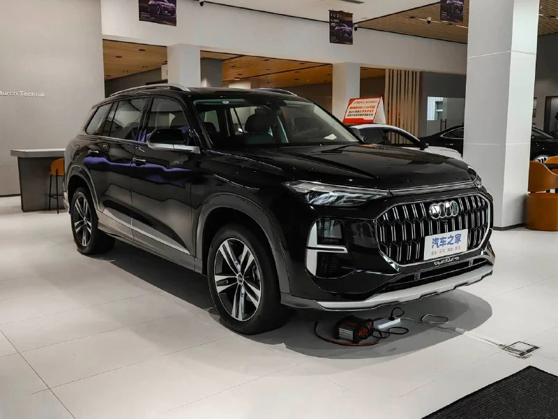 Чёрный Audi Q6 40 TFSI quattro 2026, вид спереди слева