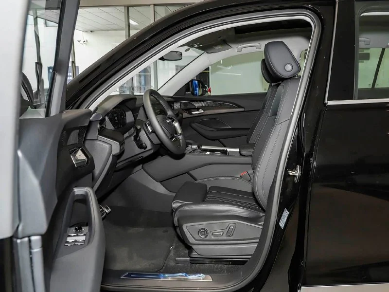Водительское кресло и передняя часть салона Audi Q6 2026