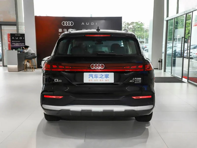 Задняя часть Audi Q6 с шильдиками 40 TFSI и quattro