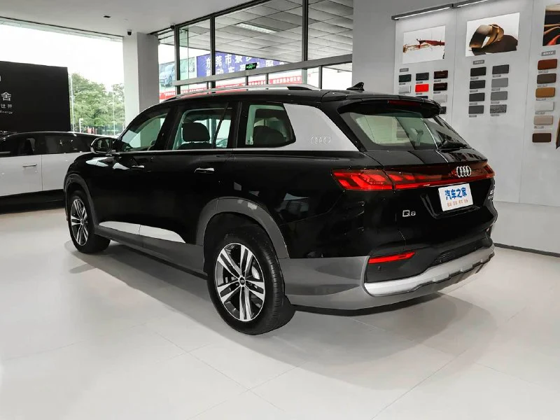 Audi Q6 40 TFSI quattro 2026, вид сзади и сбоку