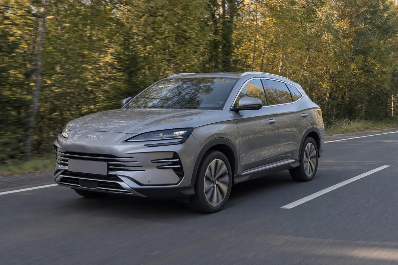 BYD Song Plus на загородной дороге