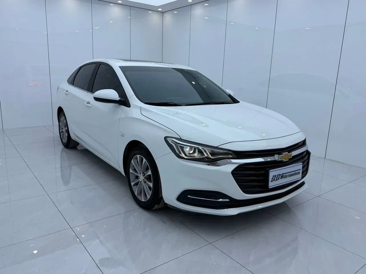 Chevrolet Monza спереди три четверти