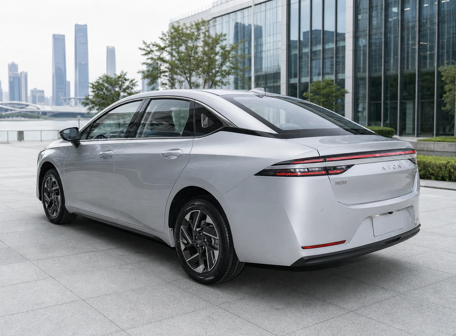 GAC AION S Plus 2026 сзади в цвете Speed Silver