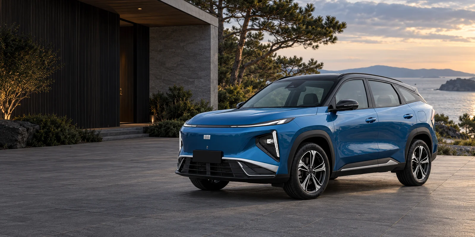 Синий Geely Galaxy L7 у современного дома на побережье