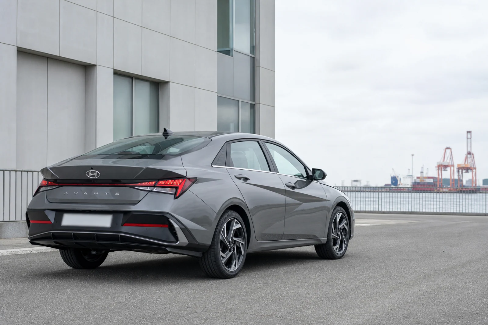 Рестайлинговая Hyundai Avante CN7 сзади