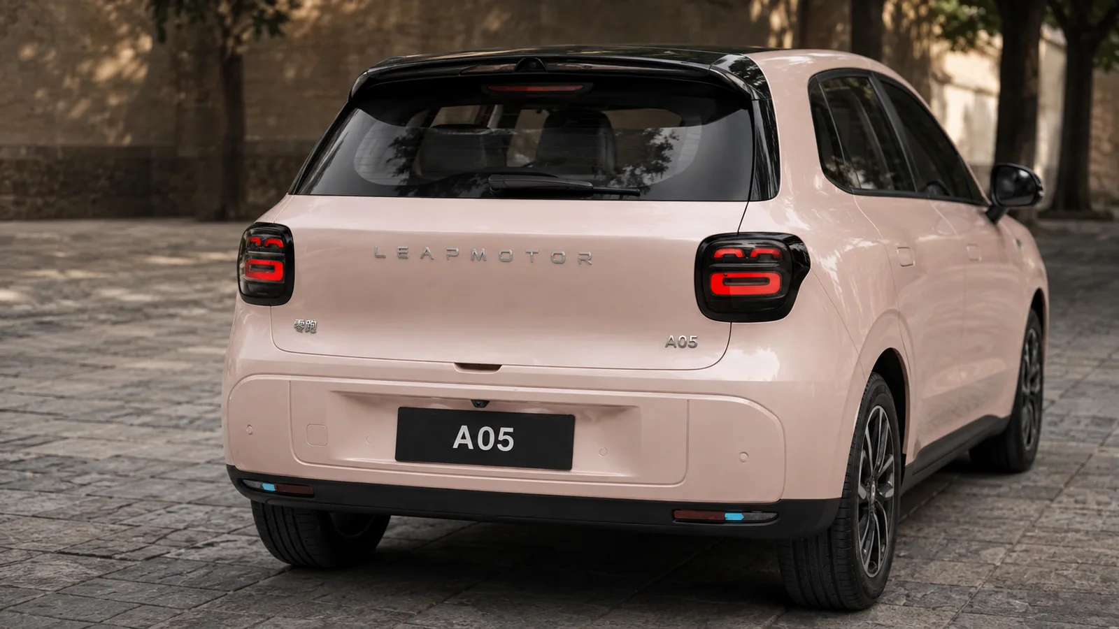 Задняя часть Leapmotor A05 с вертикальными фонарями