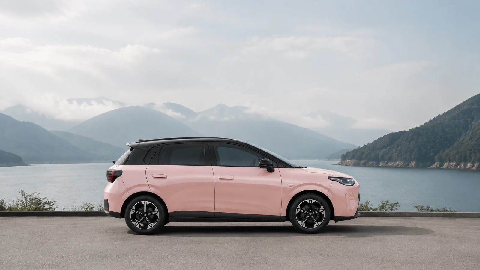 Leapmotor A05 в профиль: компактный пятидверный кузов
