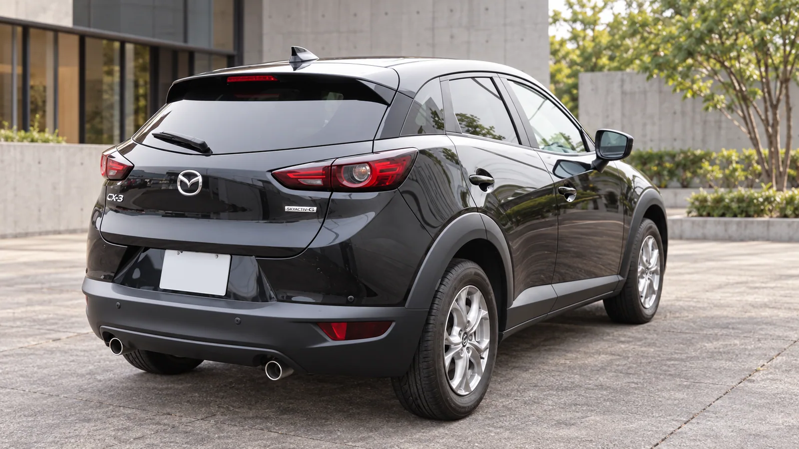 Задний ракурс Mazda CX-3 15S Touring с реальной формой фонарей и дверью багажника