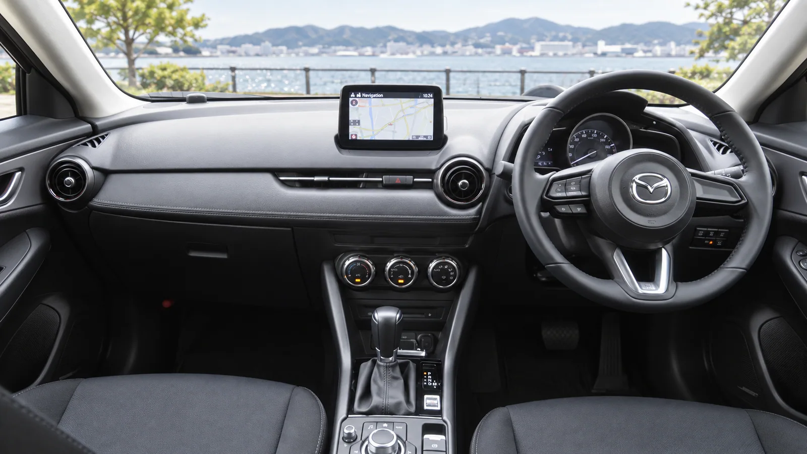 Салон Mazda CX-3 с правым рулём, селектором шестиступенчатого автомата и контроллером мультимедиа