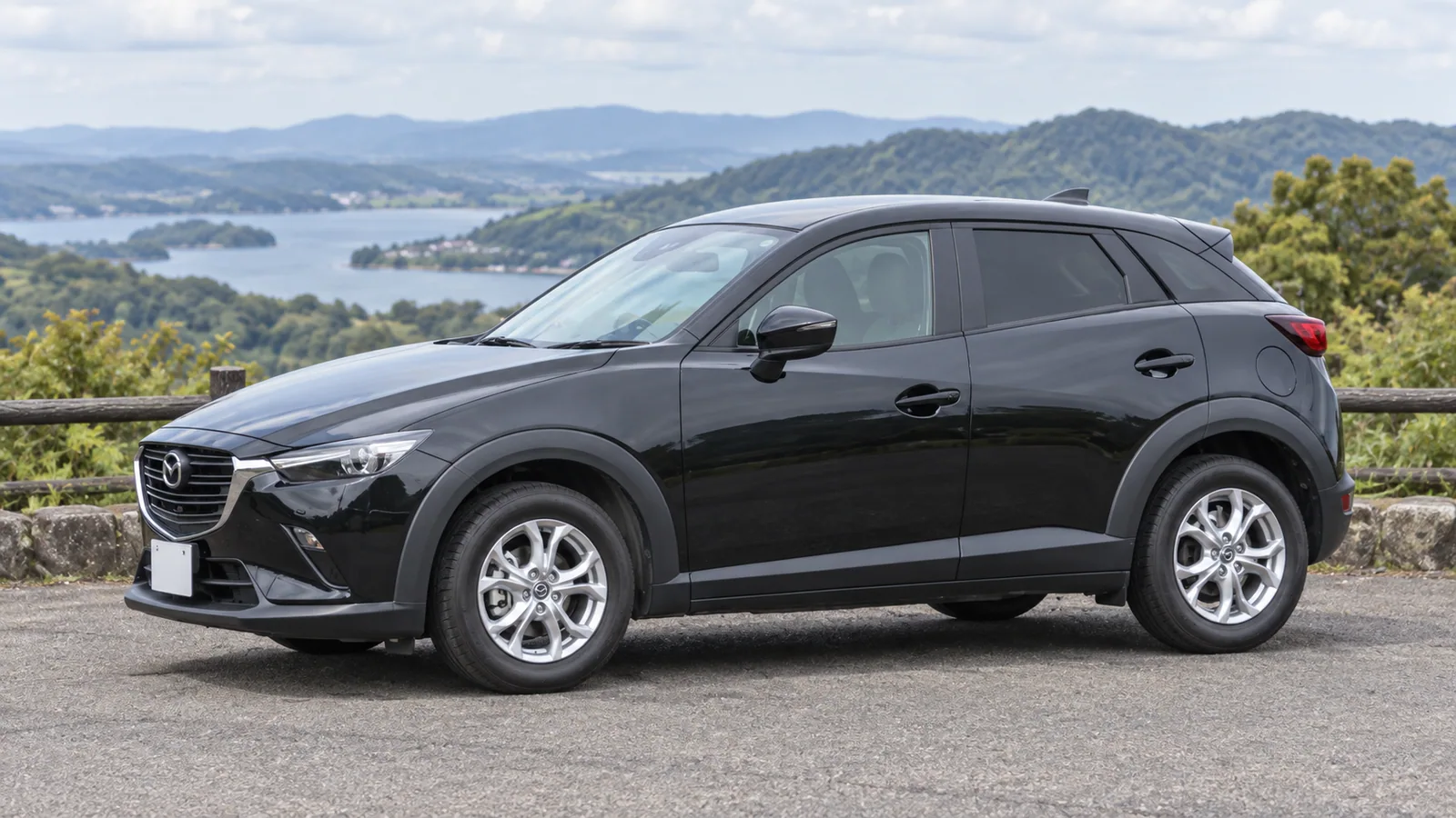 Mazda CX-3 15S Touring сбоку: компактный кузов, высокая оконная линия и короткая задняя часть