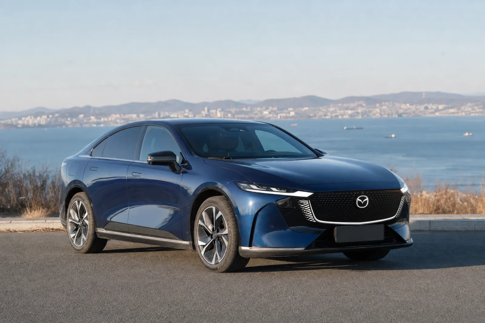 Mazda EZ-6 в синем цвете у побережья