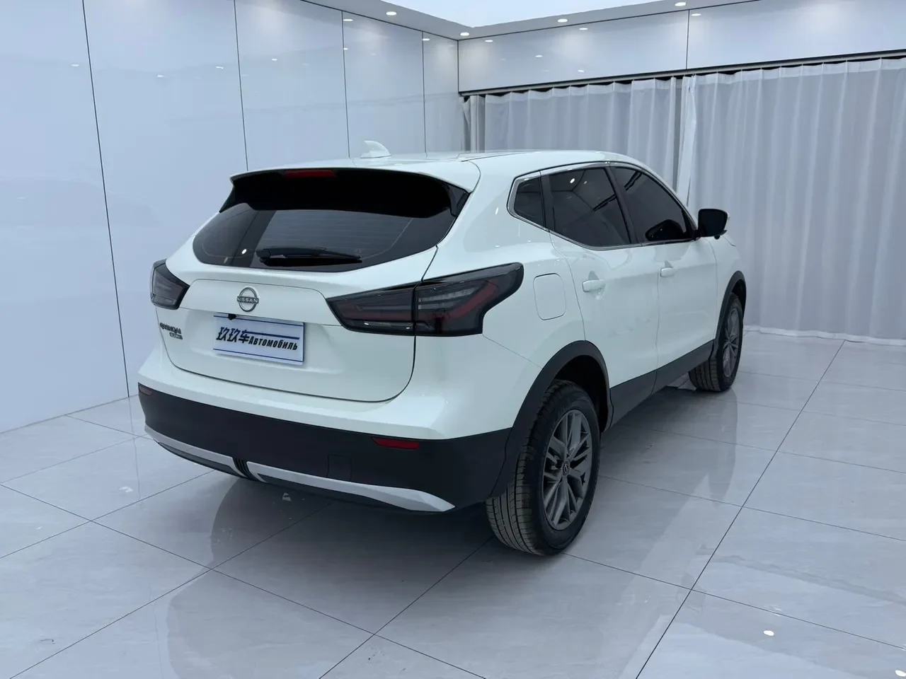 Nissan Qashqai сзади: светодиодная оптика и фирменный силуэт