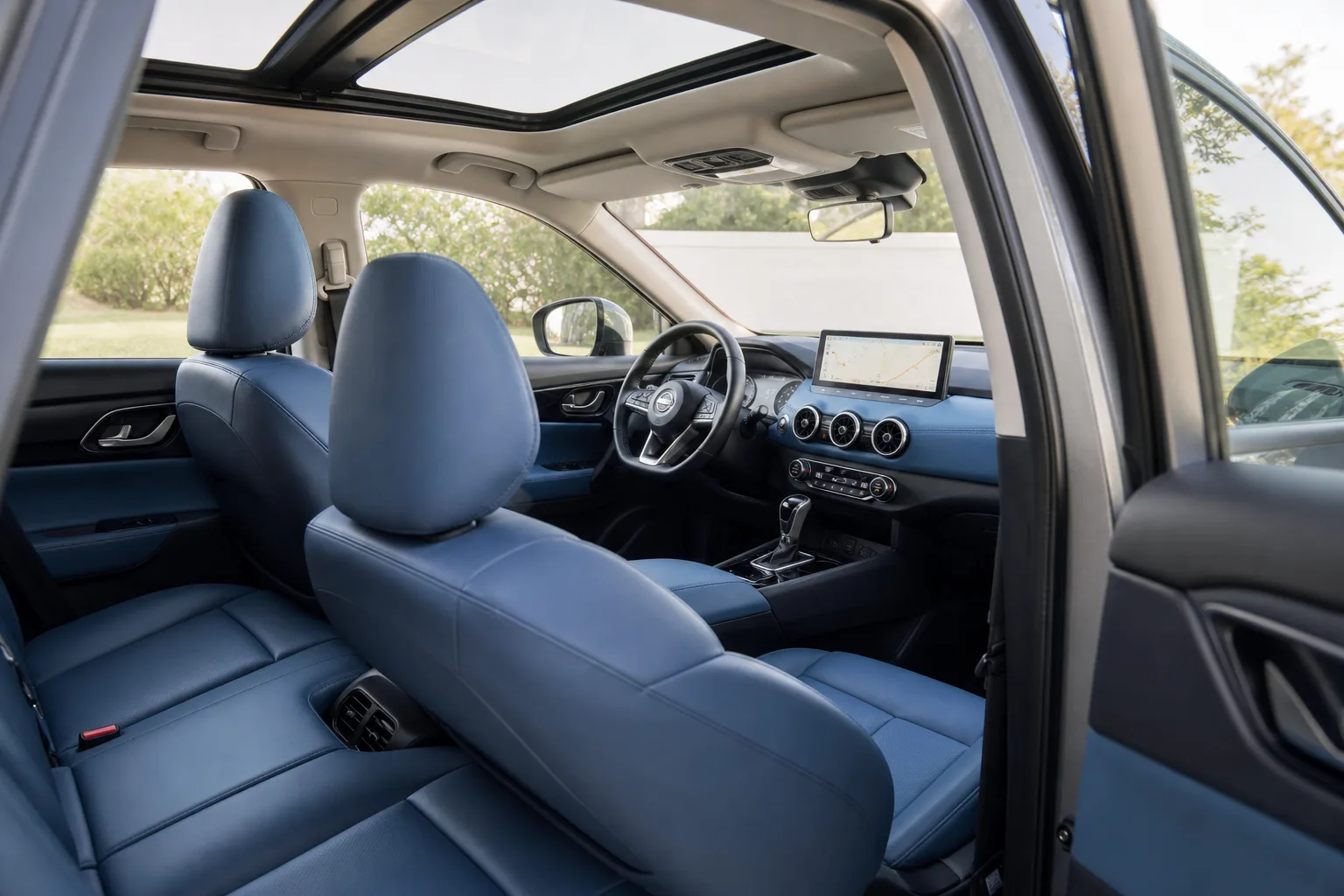 Салон Nissan X-Trail Honor с синими креслами