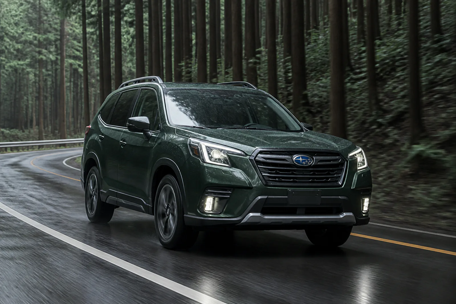 Subaru Forester SK на мокрой лесной дороге