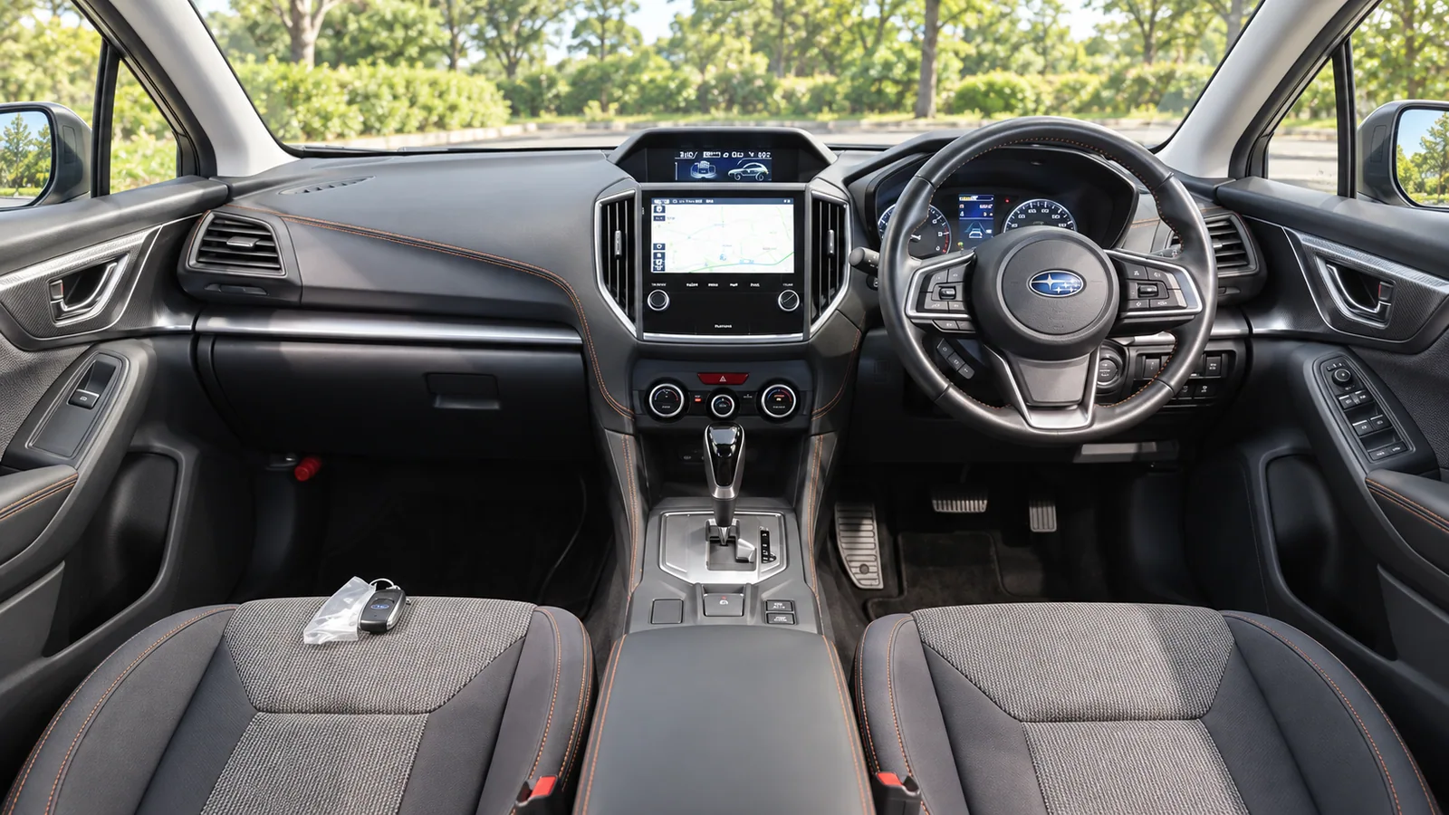 Праворульный салон Subaru XV 1.6i-L с тремя отдельными зонами индикации и селектором Lineartronic