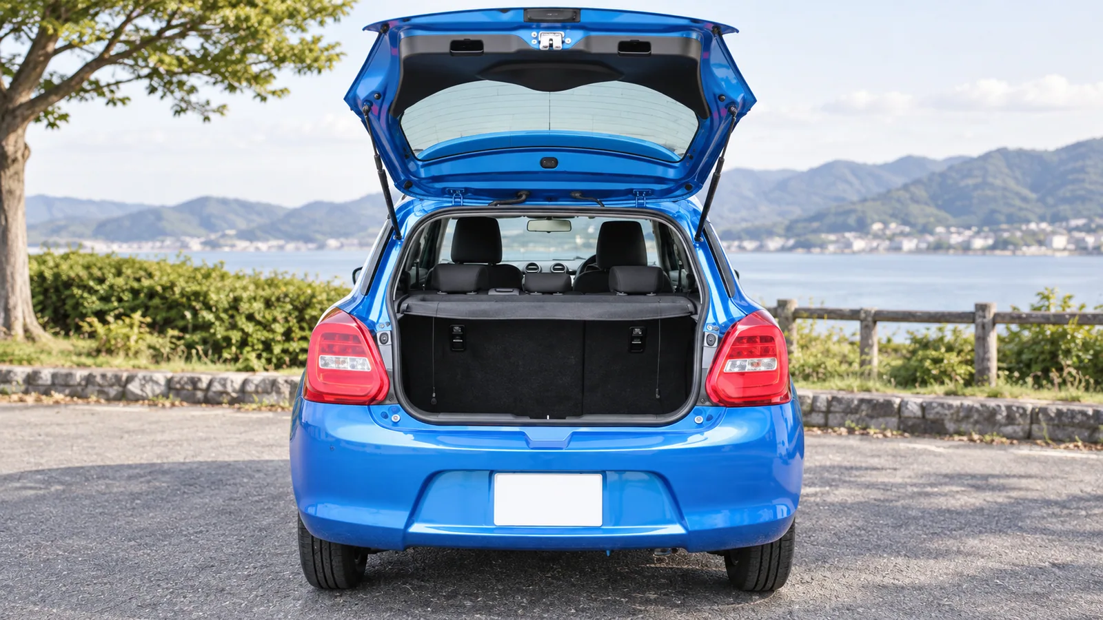 Открытый багажник Suzuki Swift XG: форма проёма и положение заднего ряда