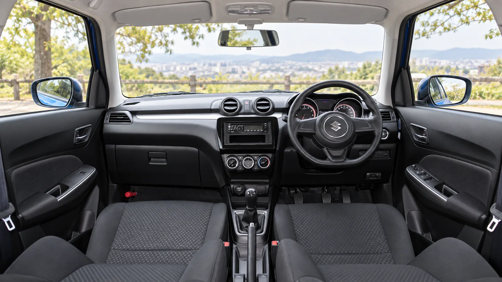 Праворульный салон Suzuki Swift XG с тканевыми сиденьями и механической коробкой