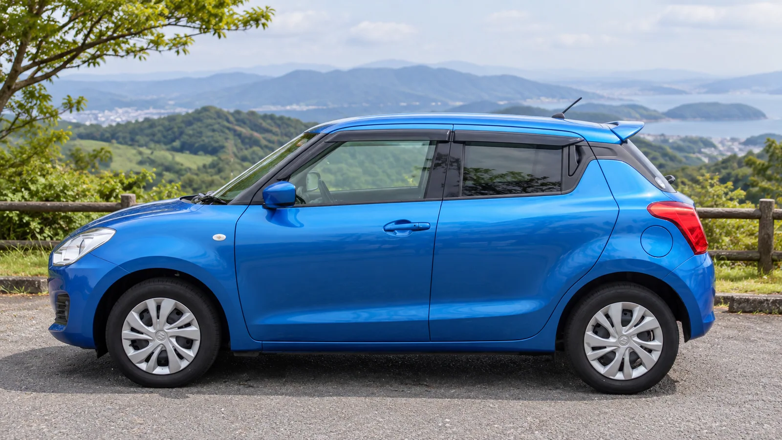Профиль синего Suzuki Swift XG ZC83S с коротким кузовом и скрытой ручкой задней двери