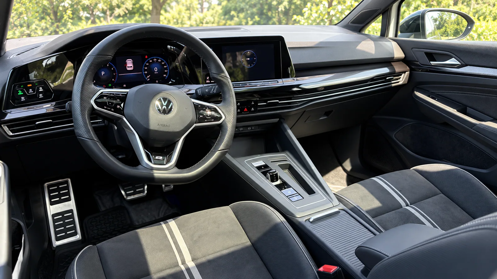 Салон Volkswagen Golf 8