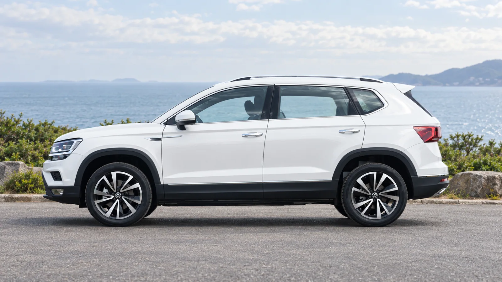 Volkswagen Tharu сбоку