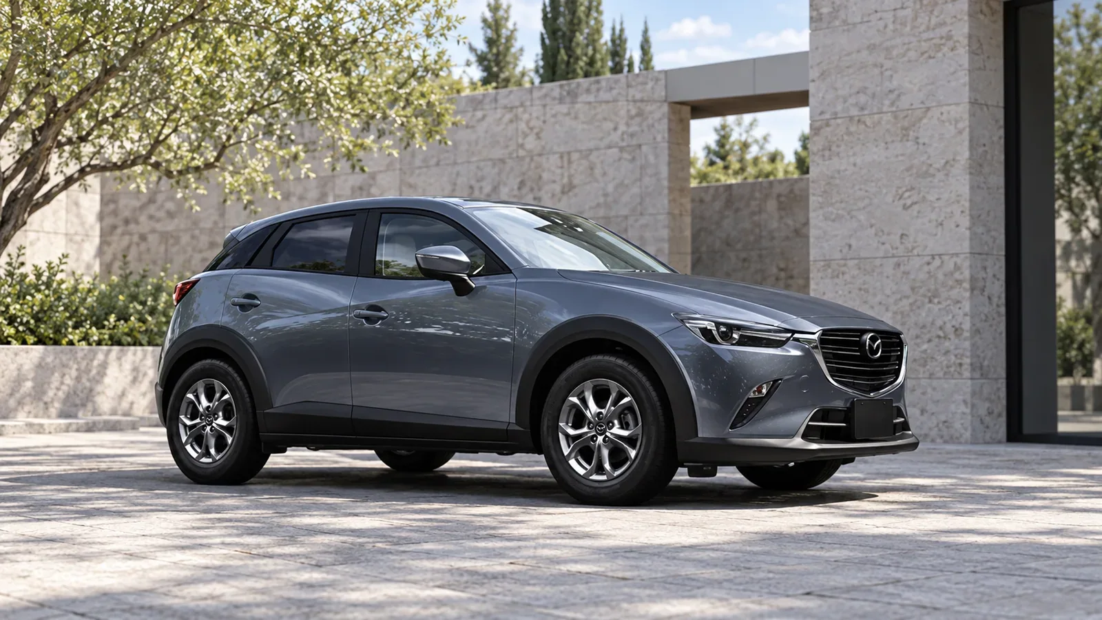 Серая японская Mazda CX-3 15S, передний ракурс с характерной решёткой и узкими фарами