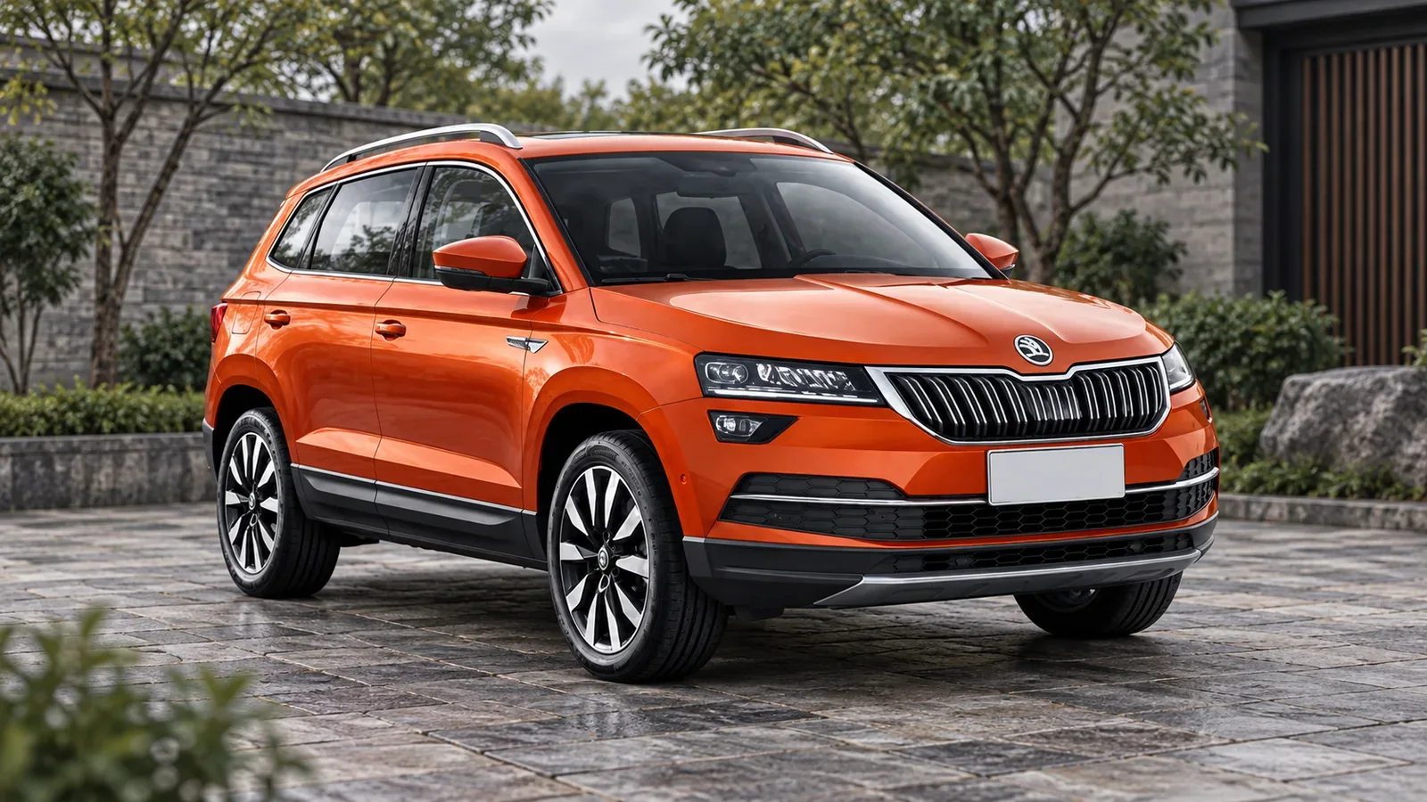 Оранжевый Skoda Karoq китайского рынка с удлинённым кузовом, вид спереди сбоку