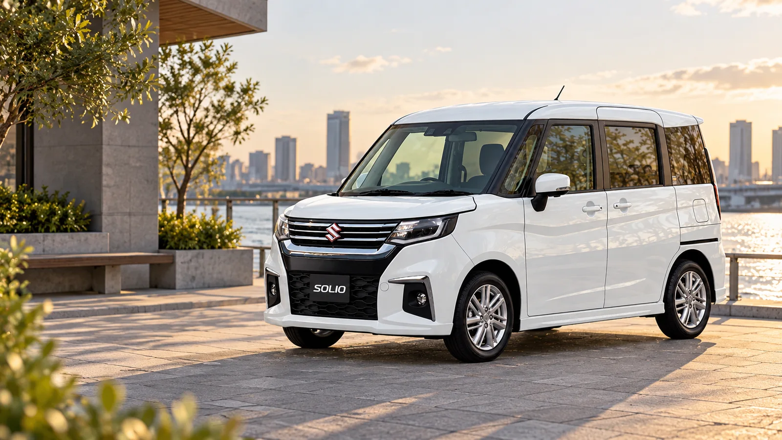 Белый Suzuki Solio поколения 2020 с эмблемой Suzuki на городской улице