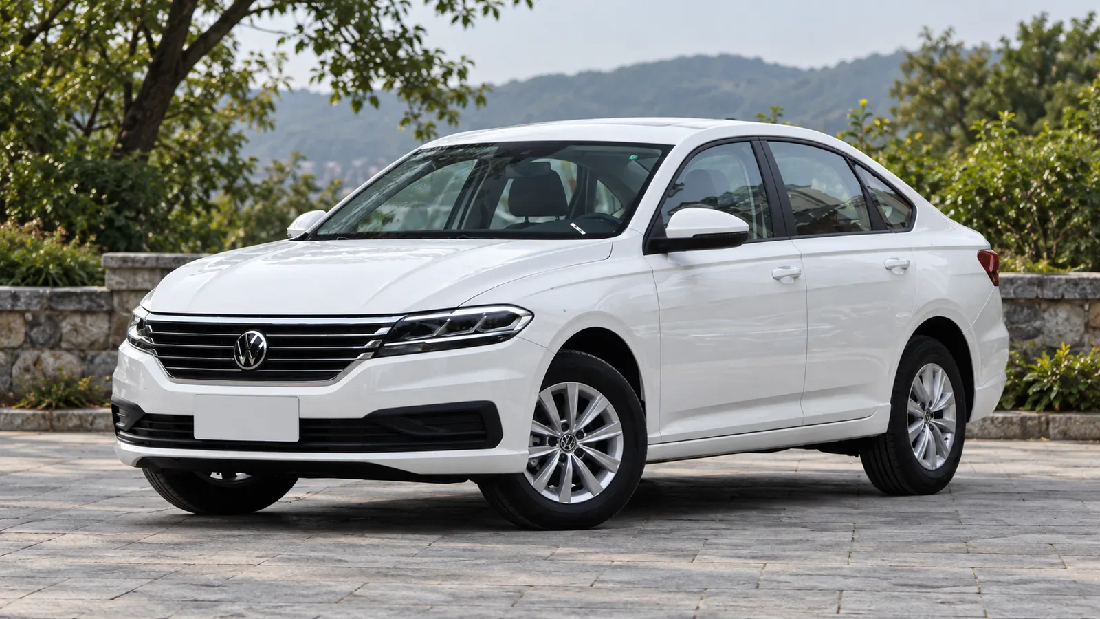 Белый Volkswagen Lavida MQB 2021 года до рестайлинга, передний ракурс седана
