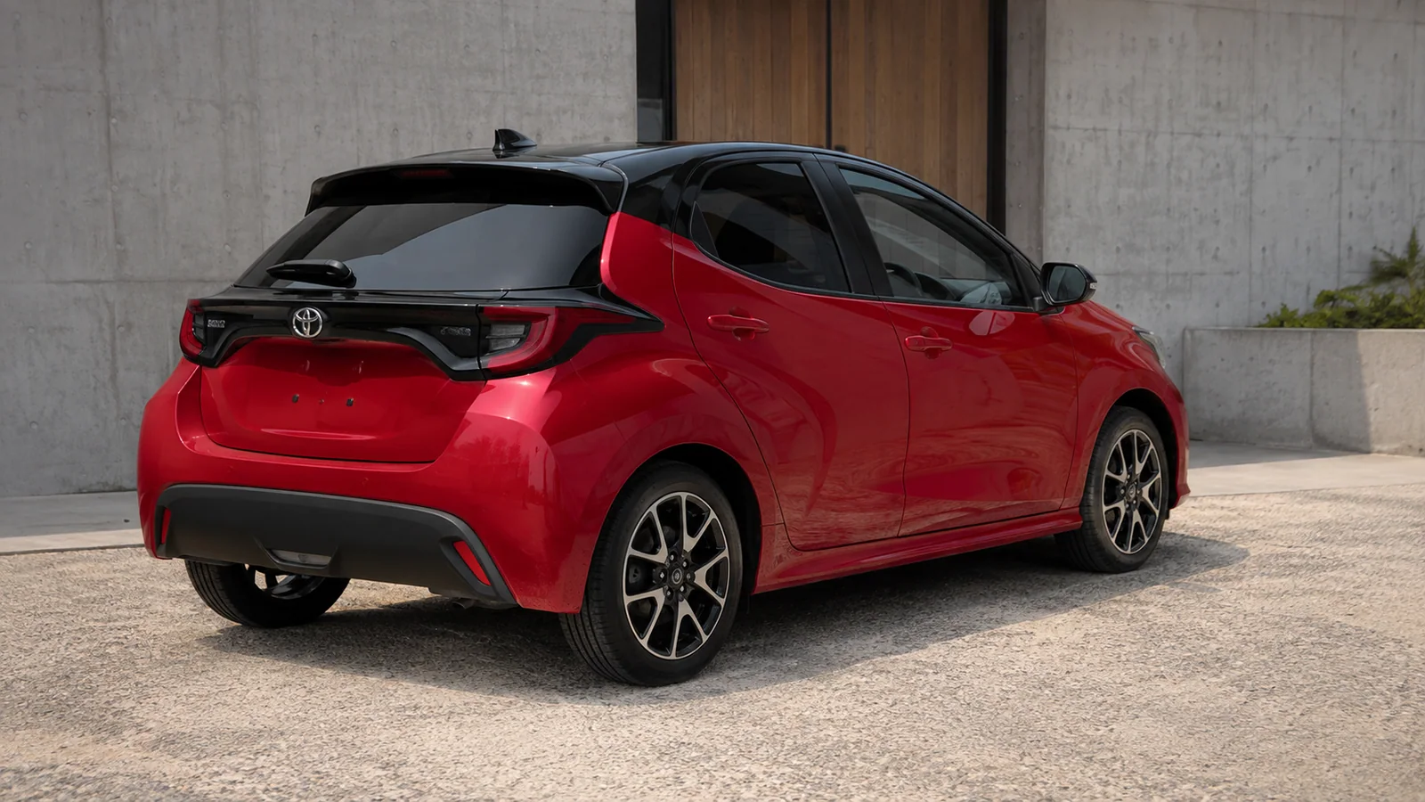 Toyota Yaris XP210 из Японии, вид сзади